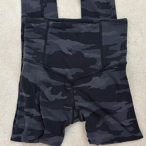 Athleta Black and Gray Camouflage Yoga Pants Women’s XXS